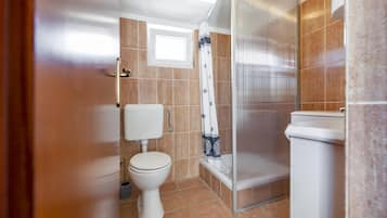 Estudio | Baño | Regadera, secadora de cabello, toallas, papel de baño