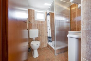 Studio | Bathroom