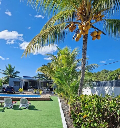 Villa Bella 2 bed bungalow with stunning garden, pool & only 5 mins from beach.