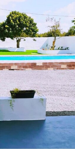 Villa Bella 2 bed bungalow with stunning garden, pool & only 5 mins from beach.