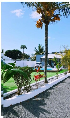 Villa Bella 2 bed bungalow with stunning garden, pool & only 5 mins from beach.