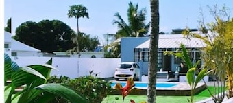 Villa Bella 2 bed bungalow with stunning garden, pool & only 5 mins from beach.