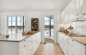 Kjøleskap, ovn, kokeplater og oppvaskmaskin