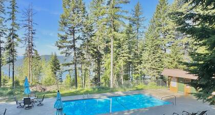 Big Mountain Cabin, Great Deck, Hot Tub / Pool / Sauna, Sleeps 8!