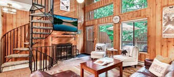 Big Mountain Cabin, Great Deck, Hot Tub / Pool / Sauna, Sleeps 8!