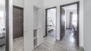 Ein modernes Hotelzimmer mit großem Kleiderschrank, einer Etagenbetten und Blick auf die Stadt.