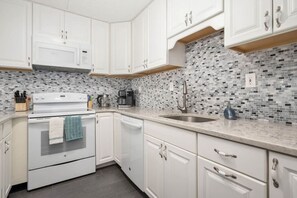 Kühlschrank, Mikrowelle, Ofen, Geschirrspüler