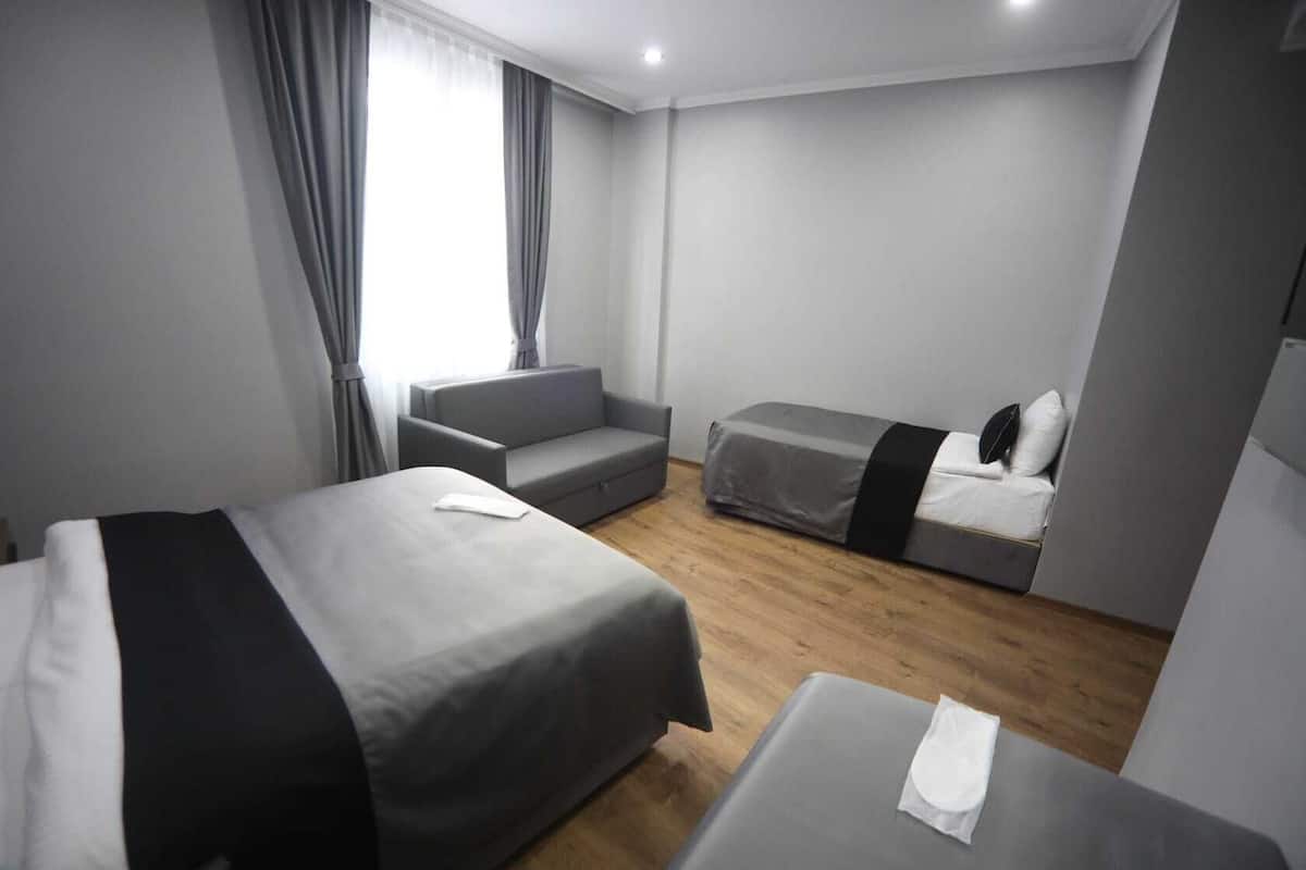 Caja de seguridad en la habitación y escritorio