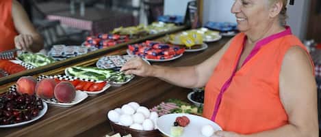 Café da manhã com buffet grátis todos os dias