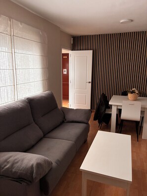 Smart TV, books - Córdoba center by VF. (Córdoba)