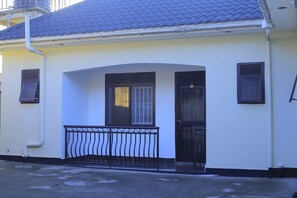 2 habitaciones, ropa de cama hipoalergénica y escritorio 
