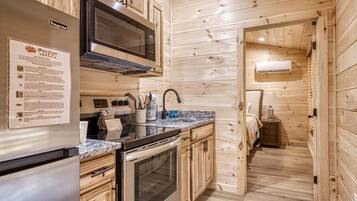 Réfrigérateur, micro-ondes, cafetiÚre/bouilloire, grille-pain