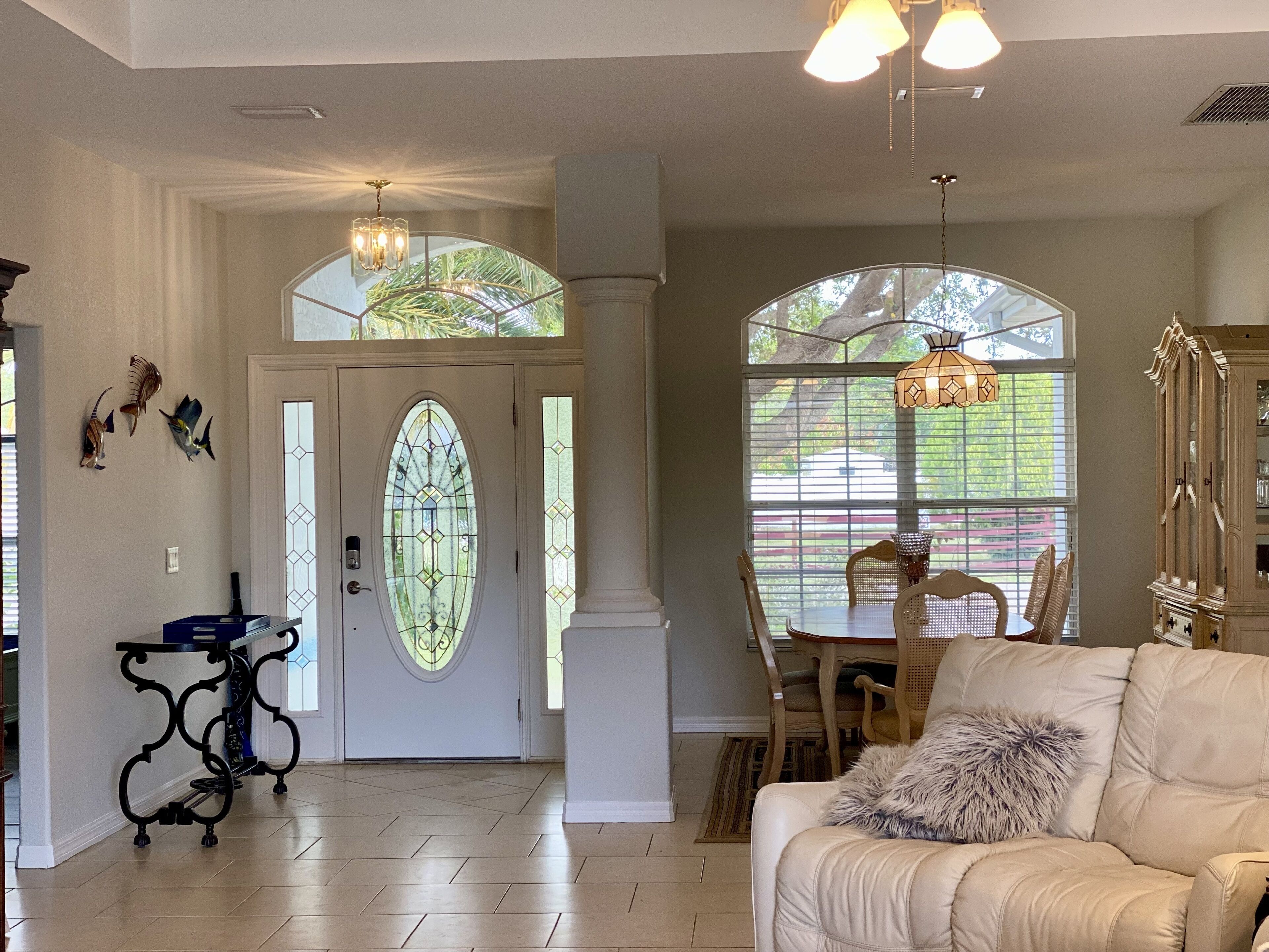 Smart-TV, Bücher, Stereoanlage