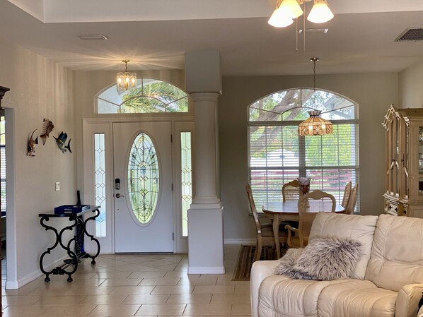 Smart-tv, böcker och en stereo