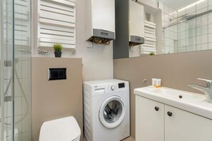 Douche, séchoir à cheveux, shampooing
