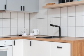 Fridge, oven, stovetop, dishwasher