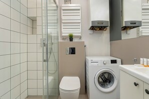 Douche, séchoir à cheveux, shampooing