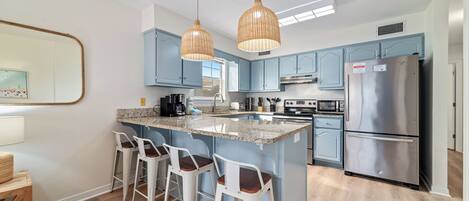 Kylskåp, mikrovågsugn, ugn och spishäll