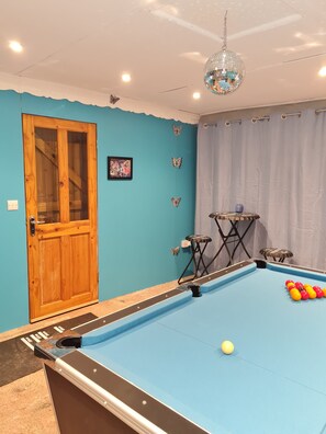 Games room - Hot Tub Hideaway with friends or family. Pet friendly, luxury country retreat. (Hemyock)