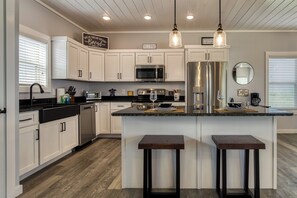 Refrigerador, microondas, horno, placa de cocina