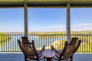 Property grounds - Lakeview 2 Bedroom Loft Cabin Rental- Views of the Great Smoky Mountains (Sevierville)
