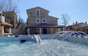 Tina de hidromasaje al aire libre