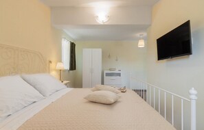 3 habitaciones, tabla de planchar con plancha y cuna de viaje 