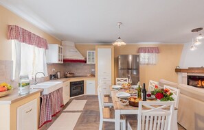 Fridge, microwave, dishwasher, coffee/tea maker - Villa Casa di nonno Giovanni (Buzet)