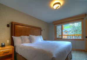 1 bedroom, in-room safe, iron/ironing board, free WiFi - Central room in the Rockies | Rooftop Hot Pools (Banff)