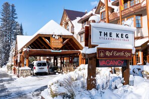 Property grounds - King Room, Steps to Downtown | Onsite Hot Tub (Banff)