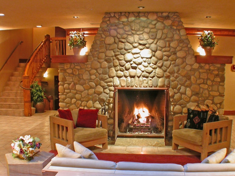 King Room, Steps To Downtown | Onsite Hot Tub - Banff