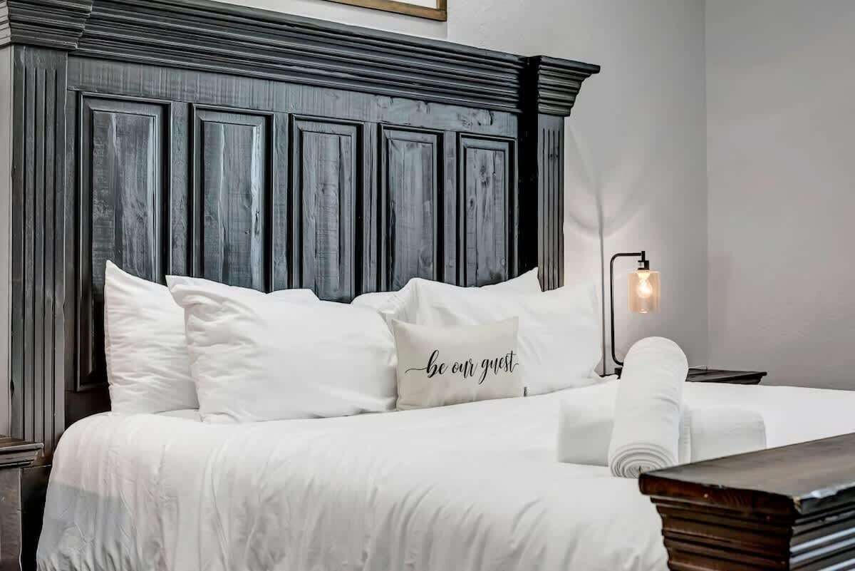 6 soverom, skrivebord, strykejern/-brett og reiseseng for barn