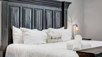 6 soverom, skrivebord, strykejern/-brett og reiseseng for barn