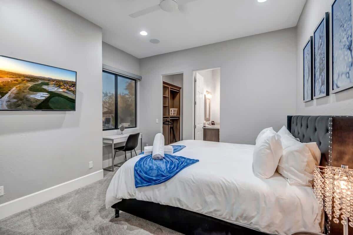 6 bedrooms, desk, iron/ironing board, travel cot