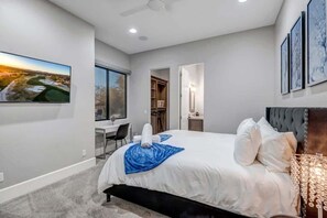 6 soverom, skrivebord, strykejern/-brett og reiseseng for barn