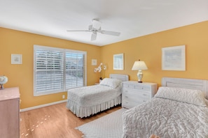 2 bedrooms, WiFi - Chanteclair Maisonet in Pelican Bay (Naples)