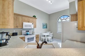 Fridge, microwave, coffee/tea maker, toaster - Valencia in Pelican Bay (Naples)