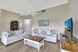 Living area - Valencia in Pelican Bay (Naples)