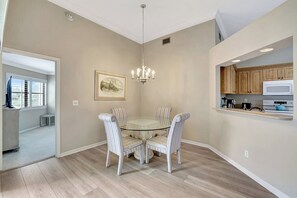 Dining - Valencia in Pelican Bay (Naples)