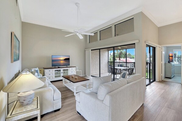 Living area - Valencia in Pelican Bay (Naples)