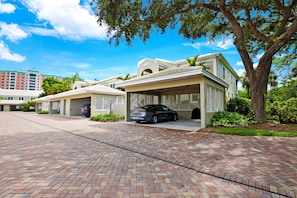Exterior - Chanteclair Maisonet in Pelican Bay (Naples)