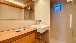 Dusche, Haartrockner, Seife, Shampoo