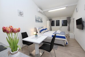 Studio | Wohnbereich | 80-cm-Flachbildfernseher mit Satellitenempfang