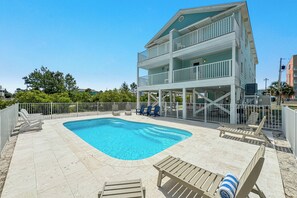 Utendørsbasseng og et oppvarmet basseng