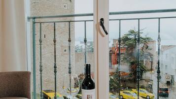 Deluxe kamer, uitzicht op zee | 1 slaapkamer, een minibar, een kluis op de kamer, geluiddichte muren