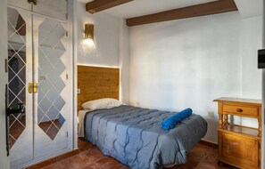 4 bedrooms, bed sheets