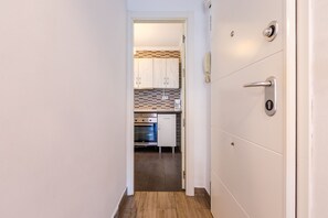 Een koelkast, een microgolfoven, een oven, een vaatwasser