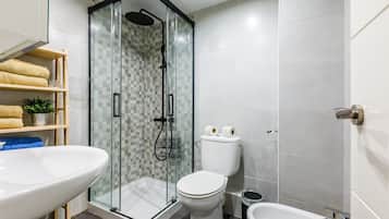 Douche, sèche-cheveux, serviettes fournies
