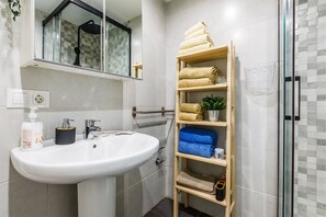 Shower, hair dryer, towels