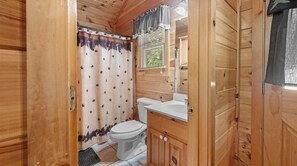 Cabin, 2 Bedrooms | Bathroom | Towels